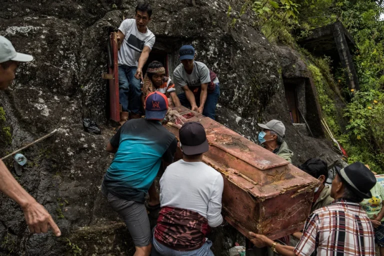طقوس Ma’nene عند شعب Toraja: ملي الموت ما كيعنيش الوداع الأخير