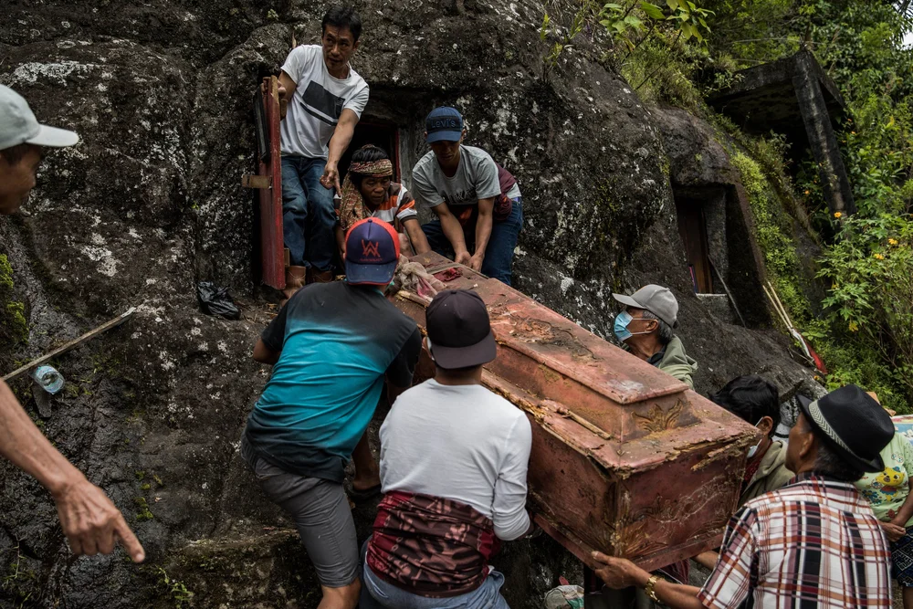 طقوس Ma’nene عند شعب Toraja: ملي الموت ما كيعنيش الوداع الأخير